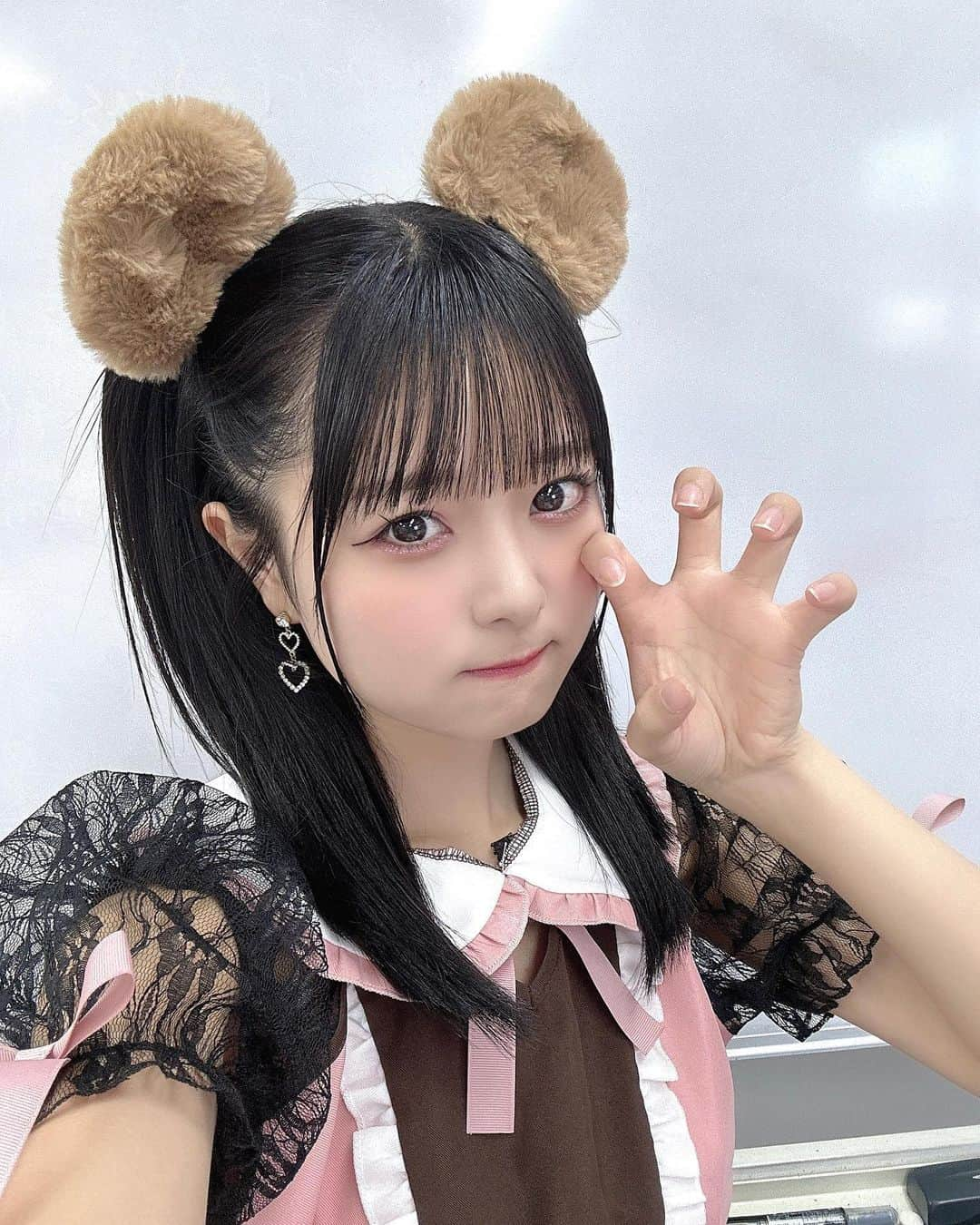 久保田沙矢香さんのインスタグラム写真 - (久保田沙矢香Instagram)「くまとねこ🐻‍🐱どっちがすきー？♡  #メイド服 #メイド #くま #くまみみ #ねこ #ねこみみ #猫耳 #コスプレ #ハロウィン #ハロウィンコスプレ #ミディアムヘア #ミディアムヘアアレンジ #ハーフツイン #黒髪 #黒髪女子」10月25日 23時53分 - kubotasayaka_0113