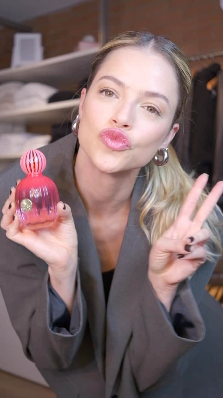 アガサ・モレイラのインスタグラム：「GRWM, ou melhor, GRWMEANDTHEICON :)  #Embaixadora Vcs já sabem que The Icon é a minha fragrância favorita, e hoje especificamente, esse cheirinho me trouxe uma lembrança muito boa. Lembrei de quando saí do Brasil a trabalho pela primeira vez. Apesar do medo, também me veio um sentimento de mulher forte, empoderada e valente. Talvez por isso eu ame tanto essa fragrância. E vcs, já experimentaram? Tbm se sentiram assim? Me contem aí nos comentários. ♥️ #TheIconWOMAN #BanderasPerfumes #publi @antoniobanderas」