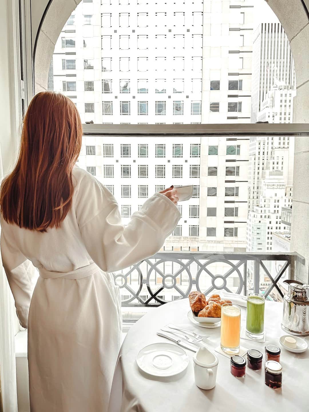 のインスタグラム：「Your window to the World's Greatest City awaits.  #thepeninsulanewyork #luxurytravel #nychotels」