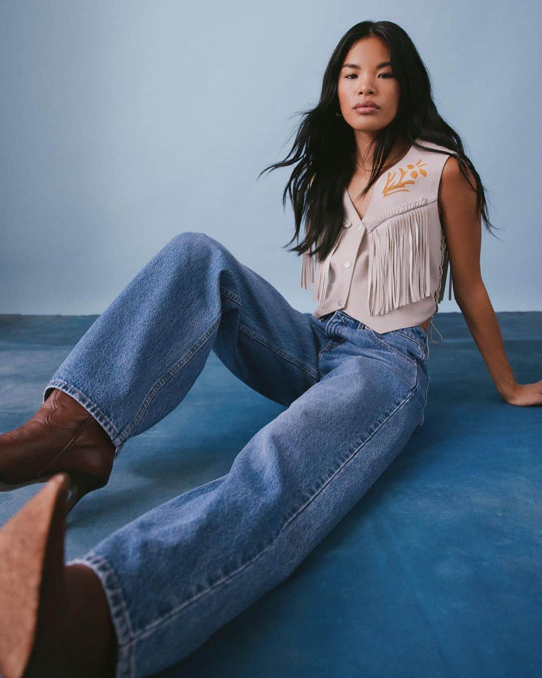 Urban Outfittersのインスタグラム：「Obviously, our fall wardrobe includes @Levis® denim. From the classic cuts to trending styles, shop the latest all at UO–link in bio.」