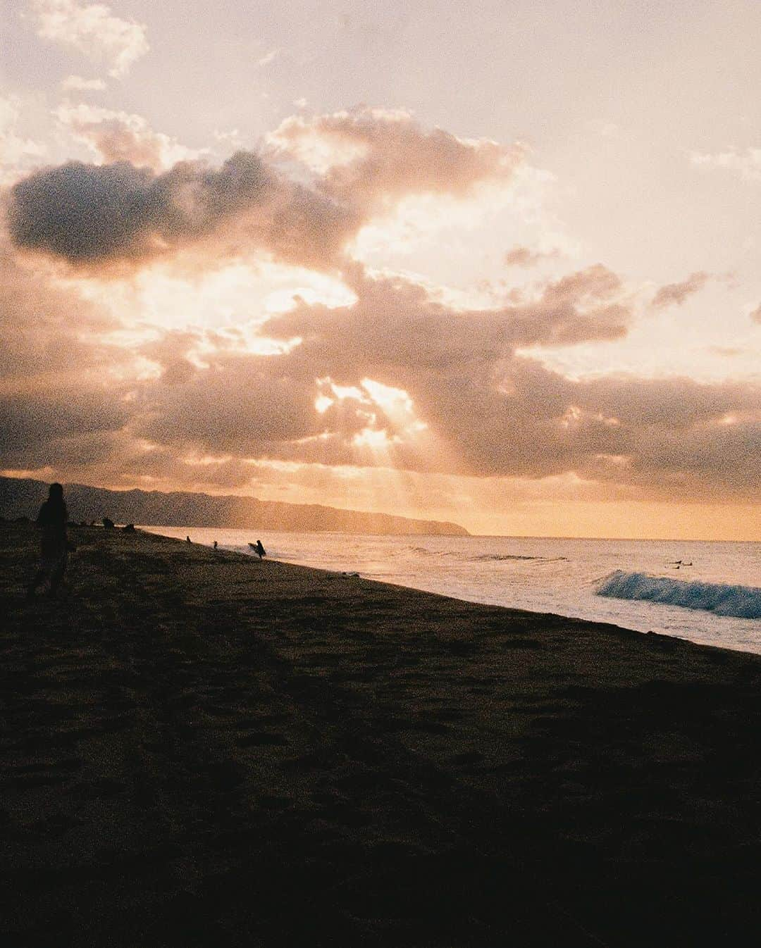 大橋海人さんのインスタグラム写真 - (大橋海人Instagram)「Vignettes of Hawaii — @kaitoohashi on set from our time spent along Oahu’s NS at the end of 2022. Originally published in ‘Pua Kepalo’ our article from Volume XII.  cc @dbjourney   @mirall.studio @wastedtalentintl」10月25日 23時57分 - kaitoohashi