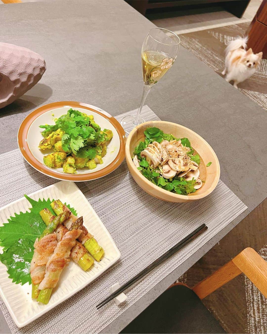 朝風れいのインスタグラム：「👩🏼‍🍳🍳🥑🧄  最近よくよく料理してます🥰 毎回載せようと思って、写真は一応撮るものの、載せ損ねちゃったりして。。。  最近はワインを美味しく飲める、美味しすぎるレシピに凝っていて、いつも @gonosara さんや @japanese.fermentedfoods さんのリールやフィードを参考にさせて貰ってます🥹 おかげで一個もハズレなし！！！😋😋😋 やりたいネタが尽きないし、あれもこれも作りたいので、常に楽しんでお料理してるー🤤  豚汁やカレーも、数年前に載せたけど、また載せたいなぁ🫶  #cooking #dinner #recipe #おうちご飯 #おうちごはん #料理 #手料理 #wine #vegetable」