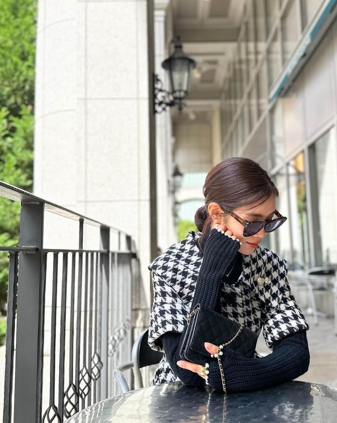 川人未帆のインスタグラム：「・ このワンピの季節がやってきた♦︎♦︎♦︎ 昨日でほぼsold outになってしまいましたが、XSのみありますよ🌟 クラシックな襟の開きと大きさがホリデーシーズンにもぴったり🥹❤️ お問い合わせの多かったグローブも再入荷予定です🖤」