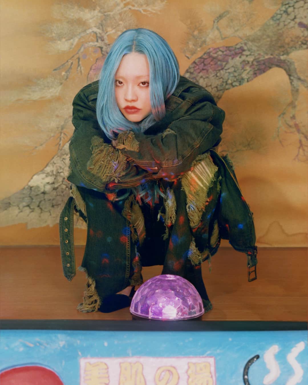 のインスタグラム：「Hello from Tokyo! South Korean-Japanese musician and rapper #Chanmina (@Minachanxx) takes the stage wearing #AcneStudios FW23 denim.⁣ ⁣ #AcnePeople⁣ ⁣ Photographer: #FishZhang (@Fiiiiiish)⁣ Stylist: @Leopolda.Duchemin⁣ Hair: @YutaKitamuraHair ⁣ Make-Up: #YukoNozaki (@Nozaking42)」