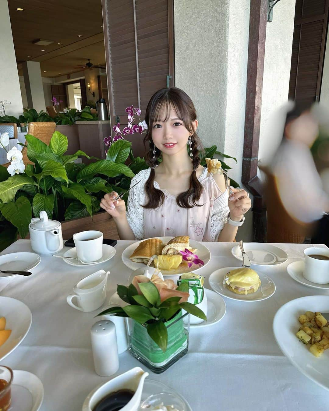 畑美紗起のインスタグラム：「ハワイで食べたパンケーキがおいしすぎたの🥞🌺 早起きしてたべたよ〜🍽️  #ハワイ #ハワイ旅行 #家族旅行 #hawaii #trip #shooting #me #instagood #畑美紗起 #パンケーキ #パンケーキカフェ #ハワイモーニング #ハワイアンカフェ #ハワイグルメ #ハワイグルメ」