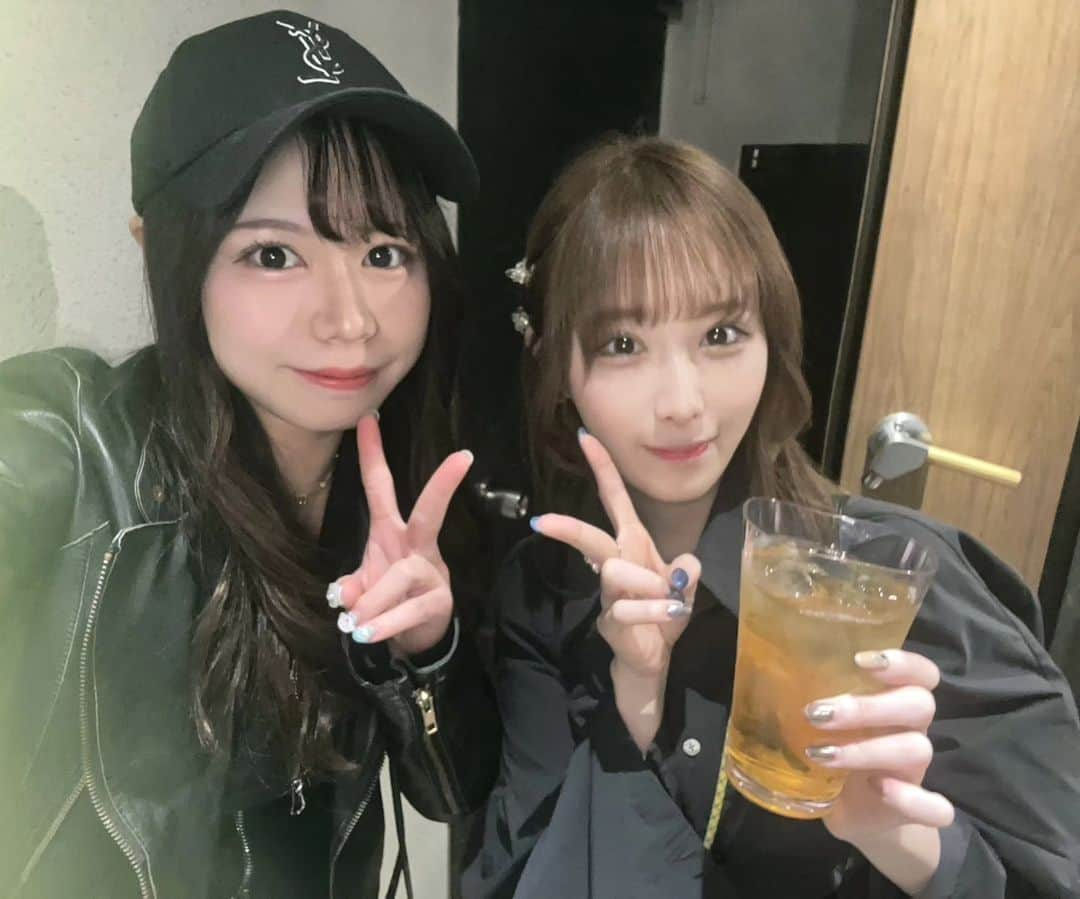 小田桐奈々さんのインスタグラム写真 - (小田桐奈々Instagram)「舞花のライブを観てきました🎵  放課後プリンセスで一緒に活動してきた戦友、 舞花のご結婚、ご懐妊の嬉しい報告が先日ありまして… みらさおと共に向かったよ！  ライブ会場も幸せな空気でいっぱい！！！ 舞花と、舞花のファンの皆さんの温かさで包まれた空間でした…💜  いろいろな経験を重ねて更に深みのある歌声になっていて、 気付いたら涙が…🥹 歌がいちばん気持ちや感情が伝わってくるのかも。  特に思い出深い放課後プリンセスの「満月のアンコール」は今聴くとまた違った思いになりました。  放課後プリンセスの後輩たちにも会えて嬉しかったなぁ…( ˶°ㅁ°˶) こんなにたくさんいるんだと写真を見て改めて感慨深いです。 （他にももっともっといたけど！笑）  改めて、今後も舞花やファンの皆さんが末永く幸せでありますように…✨ （奈々）  #宮下舞花 #代々木Lodge #放課後プリンセス」10月26日 0時12分 - odagirinana