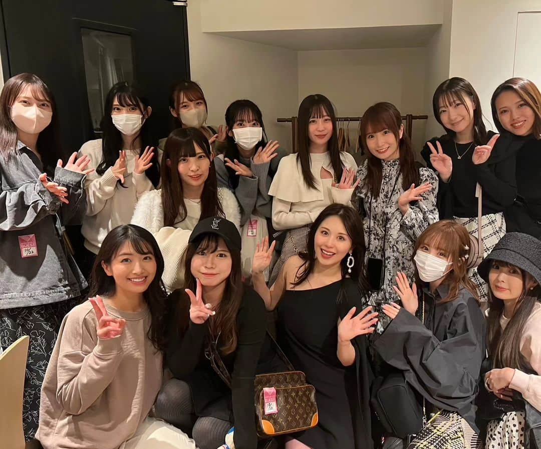 小田桐奈々さんのインスタグラム写真 - (小田桐奈々Instagram)「舞花のライブを観てきました🎵  放課後プリンセスで一緒に活動してきた戦友、 舞花のご結婚、ご懐妊の嬉しい報告が先日ありまして… みらさおと共に向かったよ！  ライブ会場も幸せな空気でいっぱい！！！ 舞花と、舞花のファンの皆さんの温かさで包まれた空間でした…💜  いろいろな経験を重ねて更に深みのある歌声になっていて、 気付いたら涙が…🥹 歌がいちばん気持ちや感情が伝わってくるのかも。  特に思い出深い放課後プリンセスの「満月のアンコール」は今聴くとまた違った思いになりました。  放課後プリンセスの後輩たちにも会えて嬉しかったなぁ…( ˶°ㅁ°˶) こんなにたくさんいるんだと写真を見て改めて感慨深いです。 （他にももっともっといたけど！笑）  改めて、今後も舞花やファンの皆さんが末永く幸せでありますように…✨ （奈々）  #宮下舞花 #代々木Lodge #放課後プリンセス」10月26日 0時12分 - odagirinana