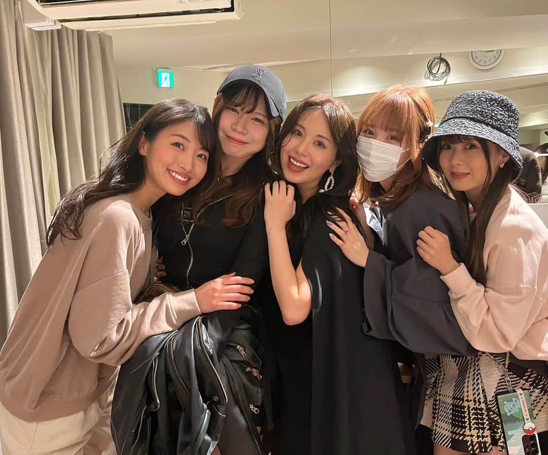 小田桐奈々のインスタグラム：「舞花のライブを観てきました🎵  放課後プリンセスで一緒に活動してきた戦友、 舞花のご結婚、ご懐妊の嬉しい報告が先日ありまして… みらさおと共に向かったよ！  ライブ会場も幸せな空気でいっぱい！！！ 舞花と、舞花のファンの皆さんの温かさで包まれた空間でした…💜  いろいろな経験を重ねて更に深みのある歌声になっていて、 気付いたら涙が…🥹 歌がいちばん気持ちや感情が伝わってくるのかも。  特に思い出深い放課後プリンセスの「満月のアンコール」は今聴くとまた違った思いになりました。  放課後プリンセスの後輩たちにも会えて嬉しかったなぁ…( ˶°ㅁ°˶) こんなにたくさんいるんだと写真を見て改めて感慨深いです。 （他にももっともっといたけど！笑）  改めて、今後も舞花やファンの皆さんが末永く幸せでありますように…✨ （奈々）  #宮下舞花 #代々木Lodge #放課後プリンセス」