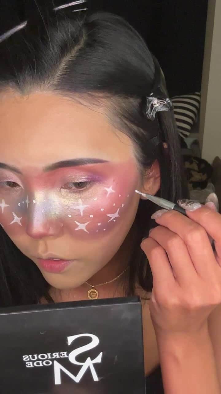 のインスタグラム：「2023 Halloween make up🤍💜🦋」