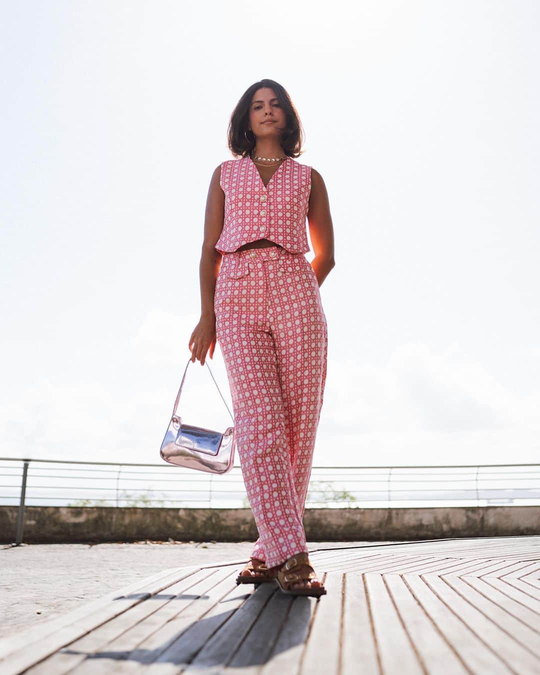 ロジャス・レナーのインスタグラム：「O look perfeito com a cara do verão existe! ☀️ A @aninha_pt mostra que é fácil criar combinações despojadas com peças alfaiatadas. A dica é apostar em cores vibrantes e acessórios que são tendência da estação. Inspire-se e garanta a produção completa clicando nas imagens. #SquadTáNaRenner #Fashion #Tendência #LookVerão #Alfaiataria #Metalizados #ModaFeminina​  colete curto com estampa palha da india 799249931 | calça reta com cós transpassado 799250018 | bolsa baguete metalizada 811848355 | sandália rasteira 877854088 | colar médio em metal rabo de rato 635999137 | colar chocker em metal 811246063」