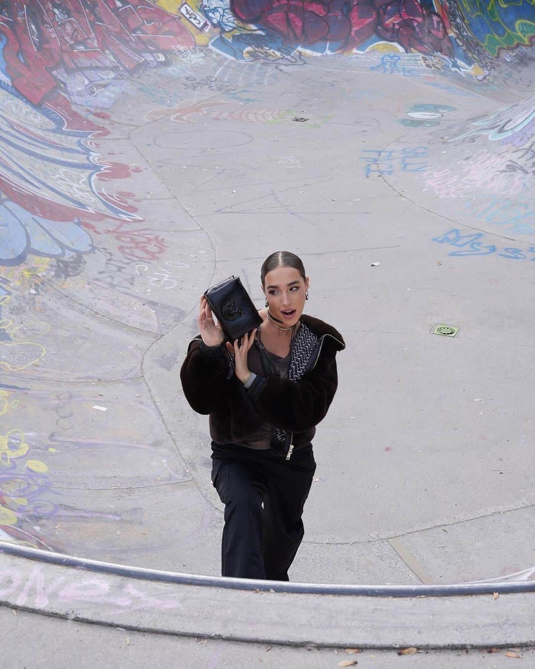 PINKOさんのインスタグラム写真 - (PINKOInstagram)「#PINKO women going urban: @ginevramavilla styles a total look from the #FW23 collection and Mini #LoveBag unveiling her boldest attitude. #PINKOStars」10月26日 0時10分 - pinkoofficial