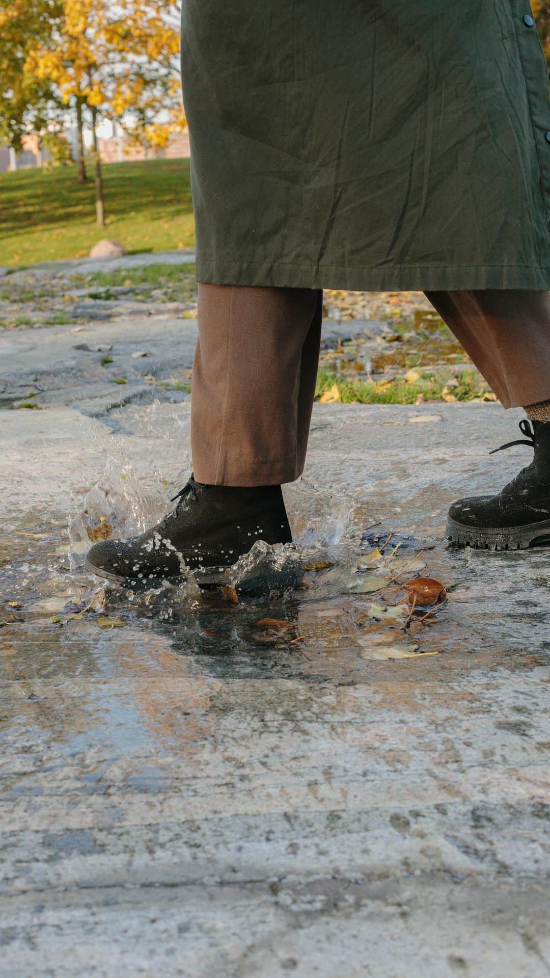 テーリポルキのインスタグラム：「No matter the weather, enjoy Autumn with water-repellent shoes 🌧 Check out all weatherproof options at terhipolkki.com . . #TERHIPÖLKKI #terhipölkkishoes #shoes #boots #waterproof #sustainablefootwear #finnishdesign #autumnstyle #waterproofshoes」