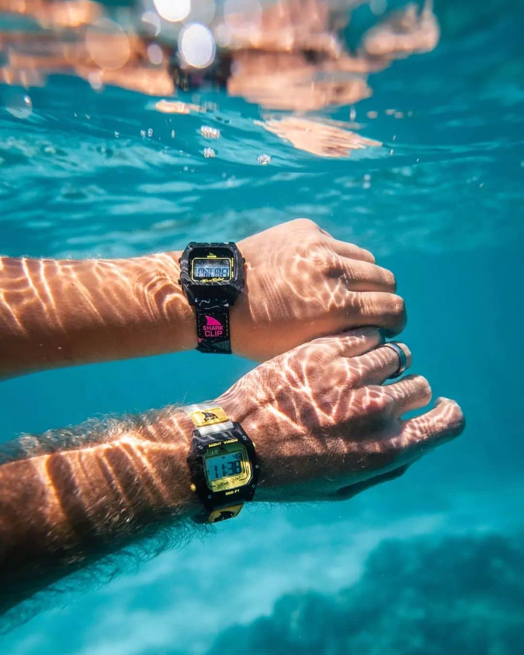 のインスタグラム：「Shark Watch besties making a splash under the sea with @freestylewatches 🌊⌚🐟   🦈: #sharkwatch New Wave & Turq/Blk/Mustard 📷: @lucas.allen  _ #myfreestylewatch #underwaterphotography #dive #underthesea #swimmingwithsharks #watchgeek」