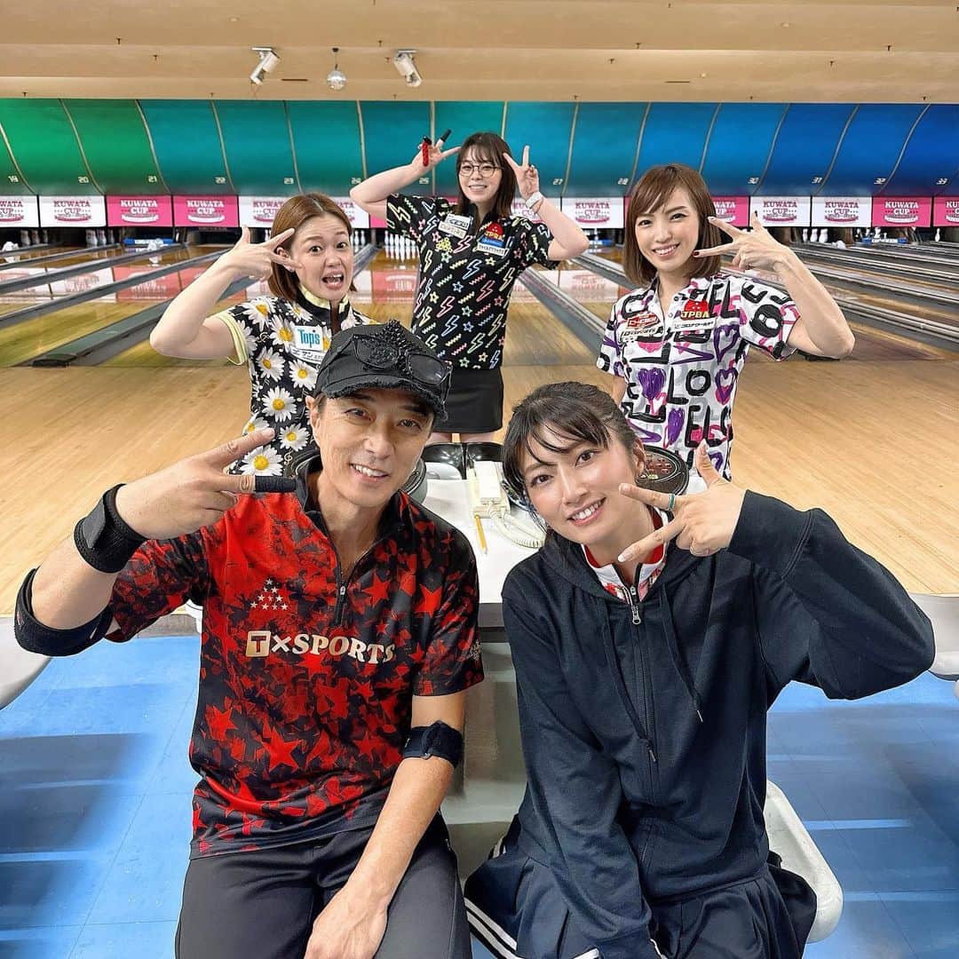 黒田アーサーのインスタグラム：「月曜日はゴルフ⛳️と ボウリング🎳の日でした💦  お昼はゴルフネットワークの番組 TEAM SERIZAWA を箱根で収録。  東京に帰って来て夜は 東京ポートボウルの 花きゃべつリーグでした😊  ダブルスパートナーの名和秋プロは 前日の千葉オープンで優勝決定戦で 惜しくも負けてしまい準優勝でした。 でも凄くカッコ良かったー❣️ 秋ちゃん！準優勝おめでとう㊗️  この日秋ちゃんは絶好調を持続！ めちゃめちゃ打ってくれました😊✨  #東京ポートボウル  #花きゃべつリーグ  #名和秋プロ  #三浦美里プロ  #秋山希望プロ  #飯田菜々プロ  #ポート公式アンバサダー  #黒田アーサー」