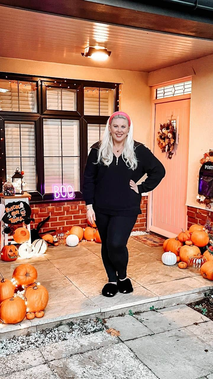 ルイーズ・ペントランドのインスタグラム：「AD: We can't believe how amazing this turned out! Treat your doorstep this Halloween, with a range of spooktacular products available in store today 🎃 #TescoHalloween #HalloweenDecor」