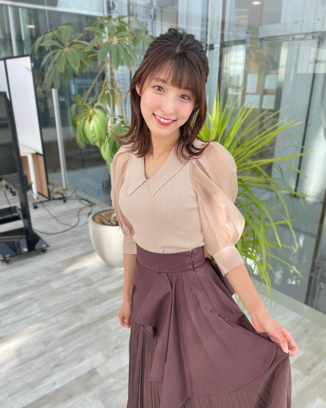 白木愛奈のインスタグラム：「先週の土曜版の衣装です👗 ありすさんが夏休みだったため、代打で須藤さんとMCを務めさせていただきました。 4時間は想像以上にあっという間でした…が、終わったあとの脱力感がすごくて、しばらく動けずにいました😂 こ、これを毎週やっているとは、、、  衣装は、 #usagionlinestore静岡パルコ店 さんから提供いただきました(*^^*) 秋色の可愛らしいパフスリーブのトップスと、ブラウンのアシンメトリーのプリーツスカートがとっても可愛かったです🍁🍂  今週は須藤さんが夏休みのため、今度はありすさんとMCです😊よろしくお願いします〜🙇‍♂️  #とびっきりしずおか土曜版  #アナウンサー衣装 #usagionlinestore #usagionline  #ヘアアレンジ」