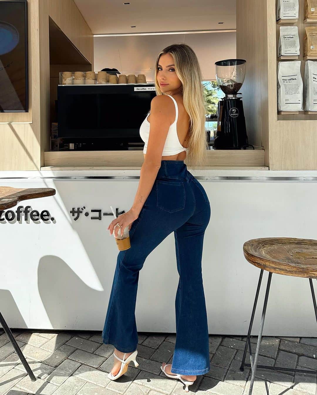 Bruna Rangel Limaさんのインスタグラム写真 - (Bruna Rangel LimaInstagram)「Coffee dates in my @Halara_Official HalaraMagic Flare Jeans🤍   The fit is unreal 👏 holds my tummy in while shaping my booty! I’m going to need more of these Use my code:BRUNA0 to get 15% OFF link in BIO! #Halara #halaramagicjeans」10月26日 0時18分 - xoobruna