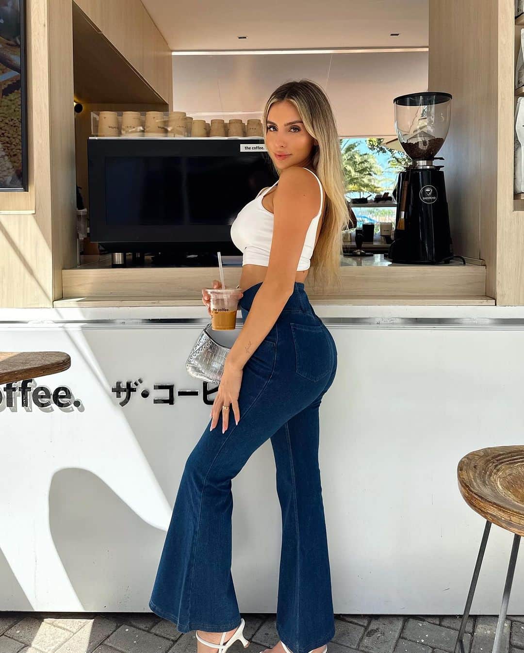 Bruna Rangel Limaさんのインスタグラム写真 - (Bruna Rangel LimaInstagram)「Coffee dates in my @Halara_Official HalaraMagic Flare Jeans🤍   The fit is unreal 👏 holds my tummy in while shaping my booty! I’m going to need more of these Use my code:BRUNA0 to get 15% OFF link in BIO! #Halara #halaramagicjeans」10月26日 0時18分 - xoobruna
