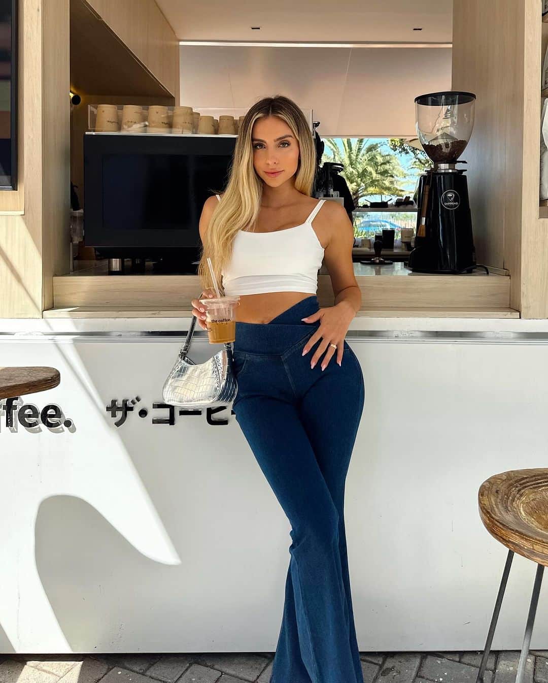 Bruna Rangel Limaのインスタグラム：「Coffee dates in my @Halara_Official HalaraMagic Flare Jeans🤍   The fit is unreal 👏 holds my tummy in while shaping my booty! I’m going to need more of these Use my code:BRUNA0 to get 15% OFF link in BIO! #Halara #halaramagicjeans」