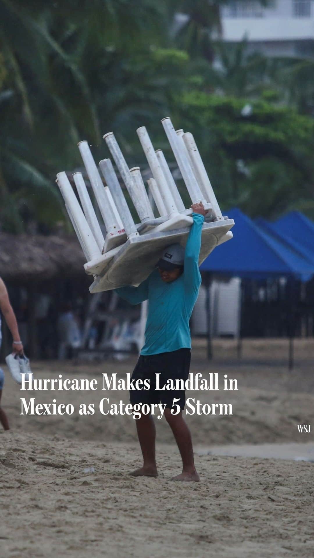 Wall Street Journalのインスタグラム：「Hurricane Otis slammed into Mexico near the popular beach-resort destination of Acapulco as a powerful Category 5 storm, ripping into buildings, causing heavy flooding and knocking out power early on Wednesday.⁠ ⁠ It was later downgraded to a Category 4 storm. Authorities warned of a “potentially catastrophic storm surge.”⁠ ⁠ Read more at the link in our bio.⁠ ⁠ Photo: Javier Verdin/Reuters」