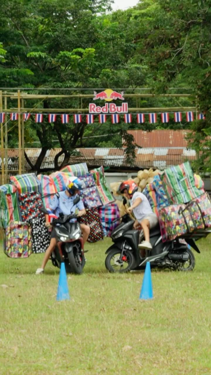 マルク・マルケスのインスタグラム：「Can @marcmarquez93 and @alexmarquez73 keep up with the Thailand style of riding? 🙃 Would you rather ride with bamboo baskets, or silk bags?   เพื่อน ๆ คิดว่าสองพี่น้อง สามารถขับมอเตอร์ไซค์แบบคนไทยได้หรือไม่ ? 😍 @marcmarquez93  @alexmarquez73   ถ้าเป็นเพื่อนๆ จะเลือกเอาอะไรซ้อนท้ายมอเตอร์ไซค์ ? กระสอบสายรุ้ง หรือ ตระกร้าหวาย ดีน้า 🧐  #RedBullth #redbullmotorsports  #Givesyouwiiings #ThaiGP #Buriram #Motogp #marcmarquez #alexmarquez」