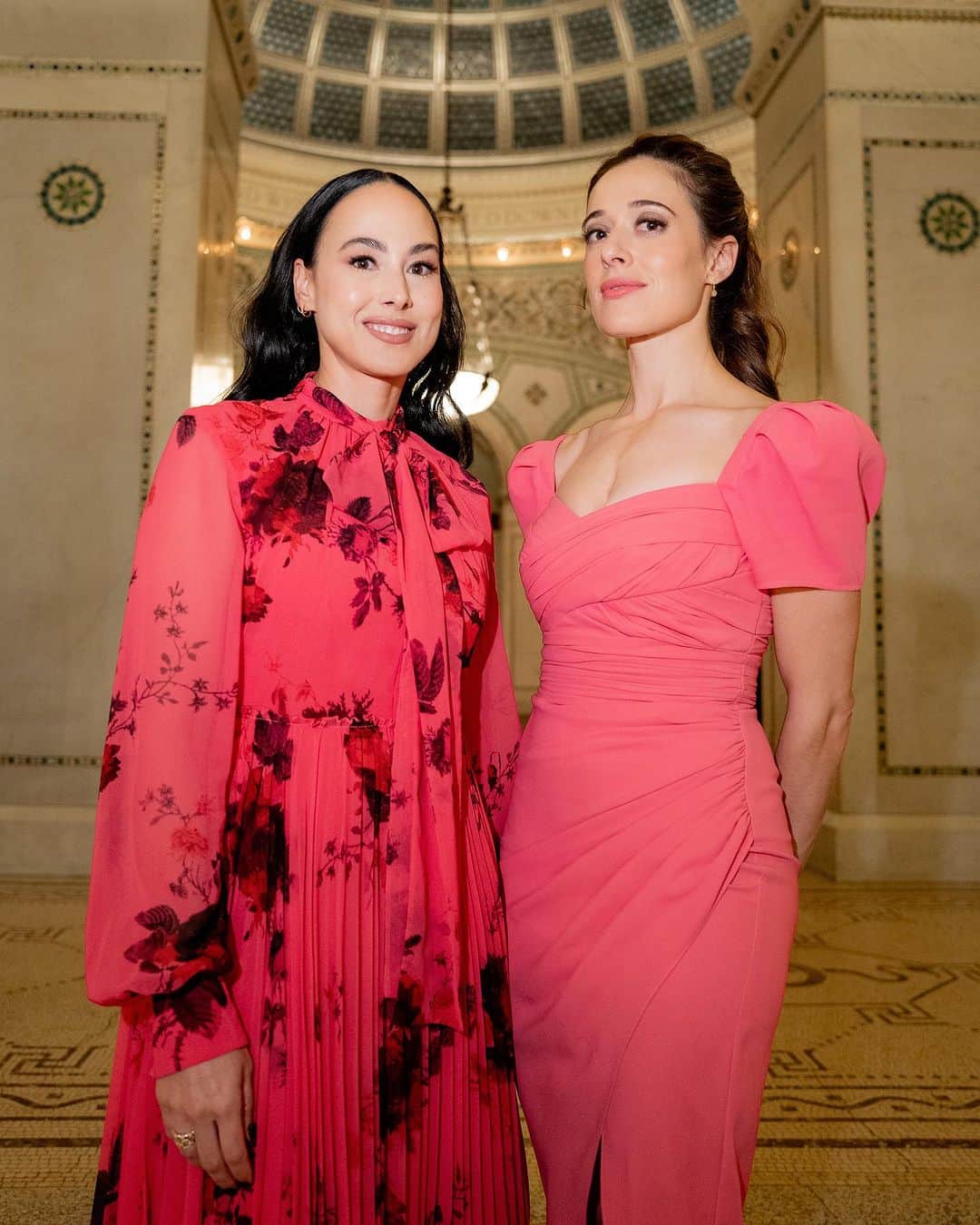 マリーナ・スコーシアーティのインスタグラム：「Pretty in pink for a lovely evening with @mytheresa.com + @erdem. (A few hours later I was in sweatpants and slippers, but I had a brief moment of elegance. 😜) #mytheresa #erdem #chicago #pinkdress #mrselfportrait #chicagoculturalcenter」