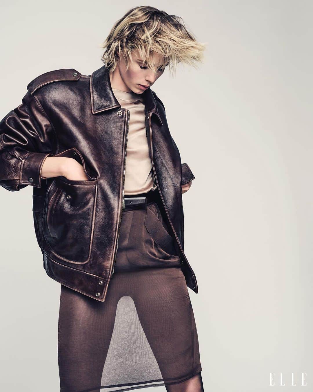 のインスタグラム：「As fall sets in, button up with elevated takes on forever favorites, like classic coat silhouettes and crisp shirting. Swipe for inspiration from ELLE's October 2023 issue.   ELLE: @elleusa Editor-in-chief: Nina Garcia @ninagarcia Photographer: Nathaniel Goldberg @nathanielgoldberg  Stylist: Alex White @alexwhiteedits Hair: Pier Paolo Lai at Julian Watson Agency  @pierpaololaihair @julianwatsonagency Makeup: Tom Pecheux for YSL Beauty @tompecheux @yslbeauty Manicure: Christina Conrad at Calliste Agency @conradchristina @callisteagency Model: Edie Campbell at DNA @ediebcampbell @dnamodels Production: Michaël Lacomblez at Louis2 @michael_louis2 @louis2.paris」