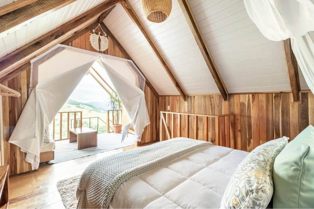 Airbnbさんのインスタグラム写真 - (AirbnbInstagram)「"Peaceful and lush surroundings. Fantastic views. Friendly host."  🏡 Alas Chalet Monteverde 📍 Provincia de Guanacaste, Costa Rica」10月26日 0時24分 - airbnb