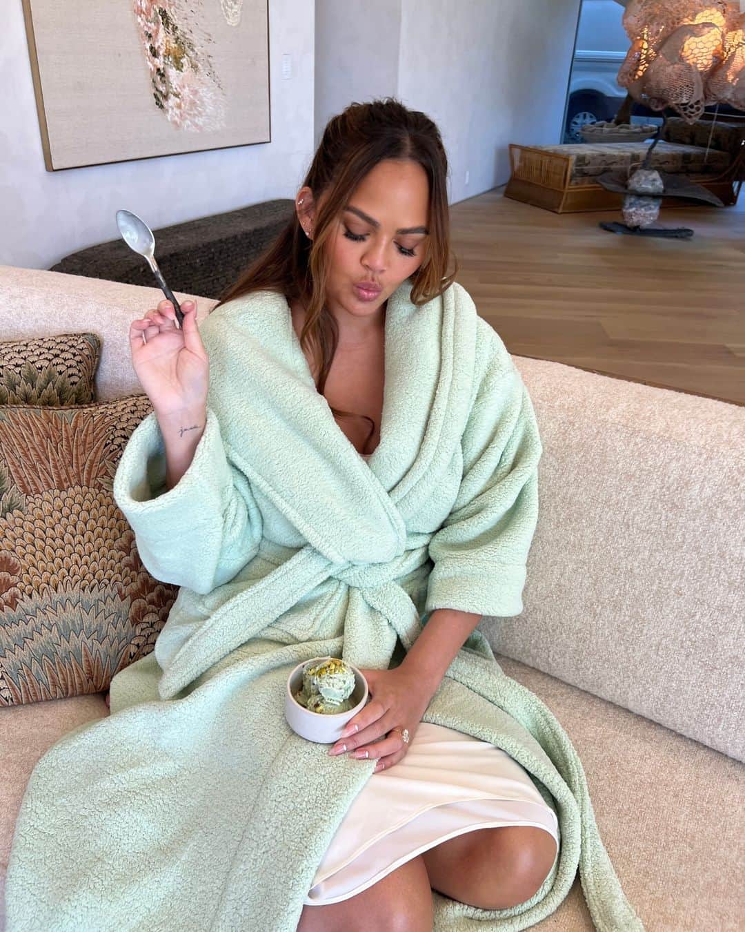 クリッシー・テイゲンのインスタグラム：「Do we color-coordinate our snacks and robe? Yeah we do. (We like us a mono-chromatic theme.) So when our new Teddy Robe in Pistachio Gelato (coming soon!) hits the site, you’ll know what to do. Stay tuned for updates.」