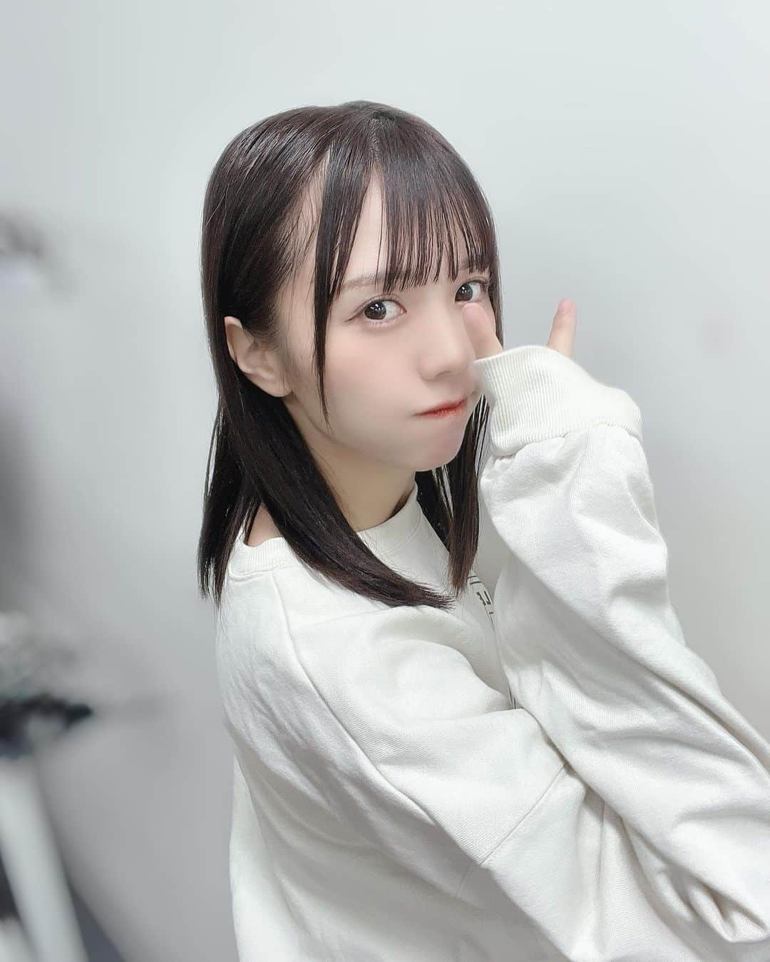 のインスタグラム：「🥥 ⁡ ⁡ こんばんは〜 ⁡ 今日の写真です〜 選びきれなかったのでたくさんのせておきます🦉 髪飾りなしストレートめずらしいね〜 ⁡ ⁡ タスクさんとのツーマン 平日にも限らずお越しくださった皆さん ありがとうございましたー！ ⁡ 東京ツーマン企画始まりましたね🗼わくわく ⁡  今日の夜は、セブンの鶏塩鍋？と豚汁食べました🦭 ⁡  ⁡ いよいよ明日❕ ⁡ 『手羽セン全国ツアー2023「行く先、手羽先」 東京公演』 ⁡ 📍Spotify O-EAST 17:45開場/18:30開演 17:00-グッズ引き換え ⁡ 生バンド❕新曲お披露目❕ ツアー初日めいっぱい楽しみましょー❕ ⁡ ⁡」