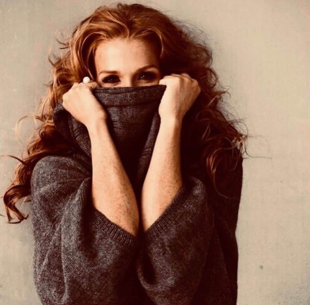 ポピー・モンゴメリーのインスタグラム：「Sweater weather 🍁🍁🍁」