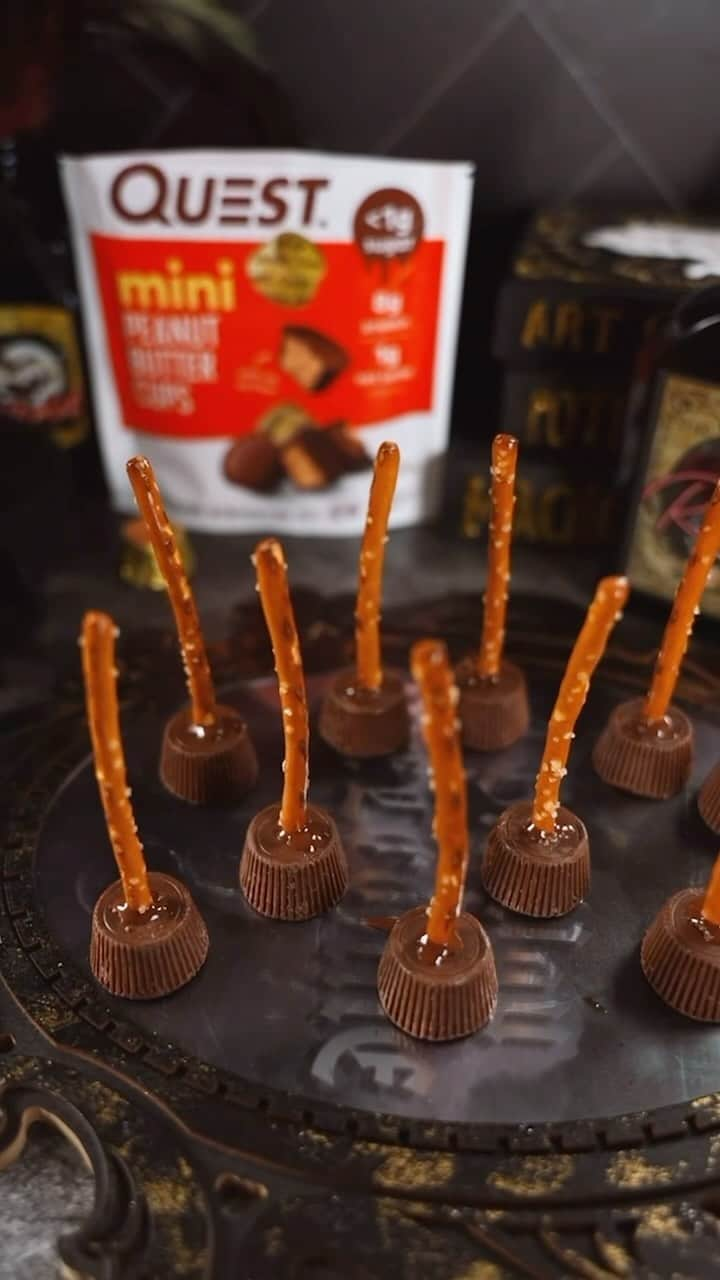 questnutritionのインスタグラム：「Questified Mini PB Cups Witches’ Brooms 🥜🧙‍♀️🧹😳 • 👉 FULL RECIPE LINK IN BIO (swipe to 2nd card) 👈 • Per serving: 4g protein, 10g carb, 9g fat (2g net carbs) #onaquest #questnutrition #halloween #recipe」