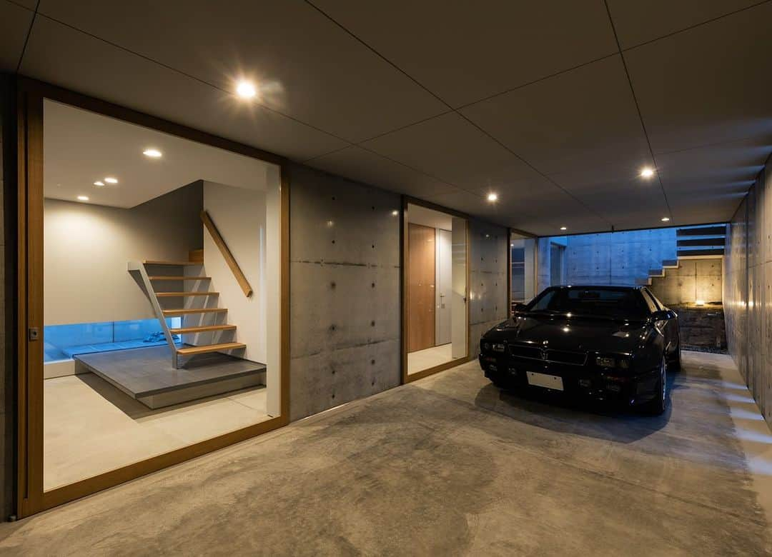 Horibe Associates co., ltd. のインスタグラム：「・ Garage House in Kawagoe  more⇨@horibeassociates  愛車マセラティシャマル を収容するガレージハウスをご希望されたご主人と  愛犬との静かな生活をご希望された奥様のご要望を叶えた  RC木混構造2階建ての中庭型住居  photo @yoheisasakura   #architecture#architect#architecturephoto#architecturephotografy#シャマル#マセラティ#マセラティシャマル#architettura#Kiếntrúc#arquitectura#Architektur#Arkitekture#architexture #マイホーム記録#マイホームメモ#ガレージハウス#maseratishamal#shamal#maserati」