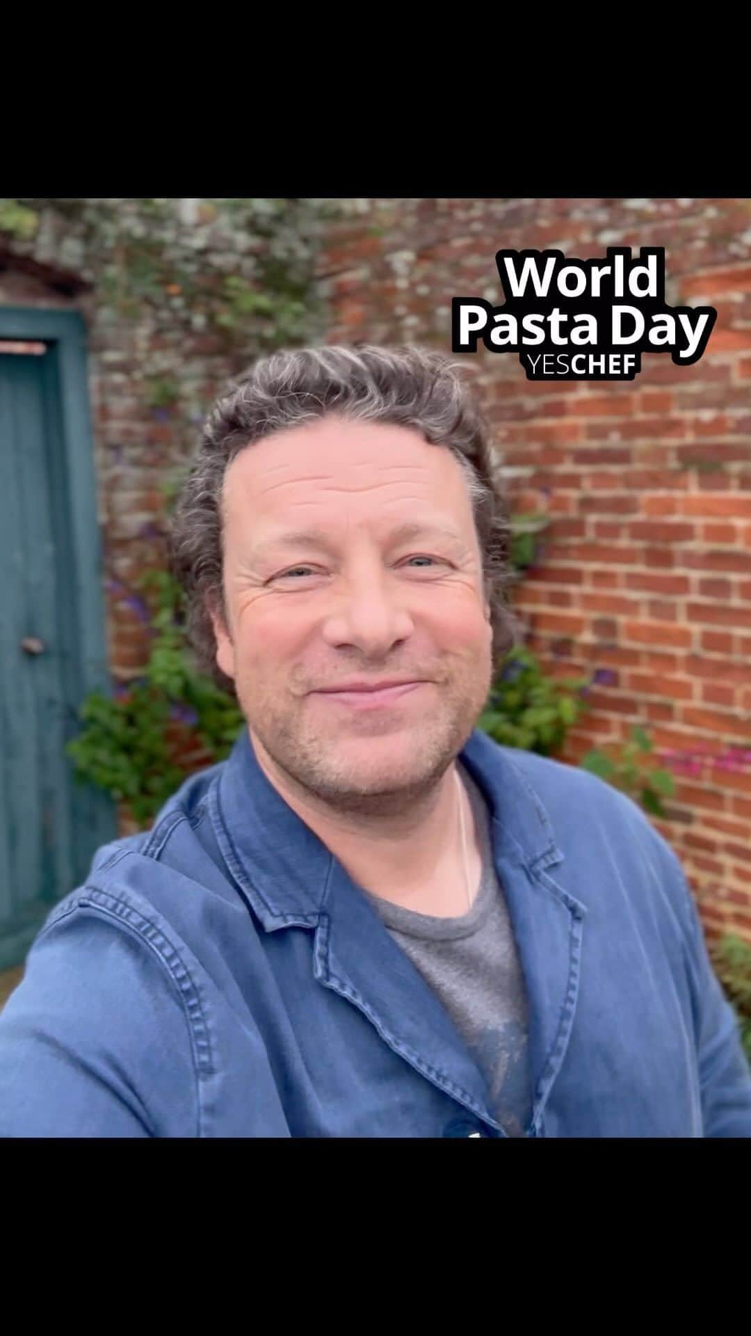 ジェイミー・オリヴァーのインスタグラム：「Happy World Pasta Day you lovely lot !! I dunno about you but I’m loving that there’s a whole day dedicated to pasta ! So to celebrate, @yeschefhq and I are giving you FREE access to my pasta lesson for 7 days ! Click the link in my bio to watch  x x x #worldpastaday #JamieOliverxYesChef #AD」