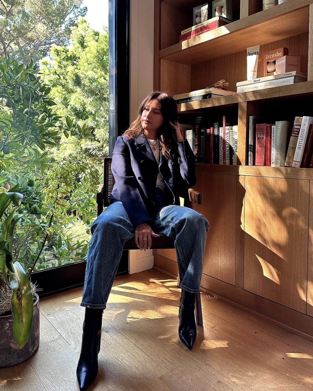 アシュレイ・ティスデイルのインスタグラム：「📍 @frenshe hq」