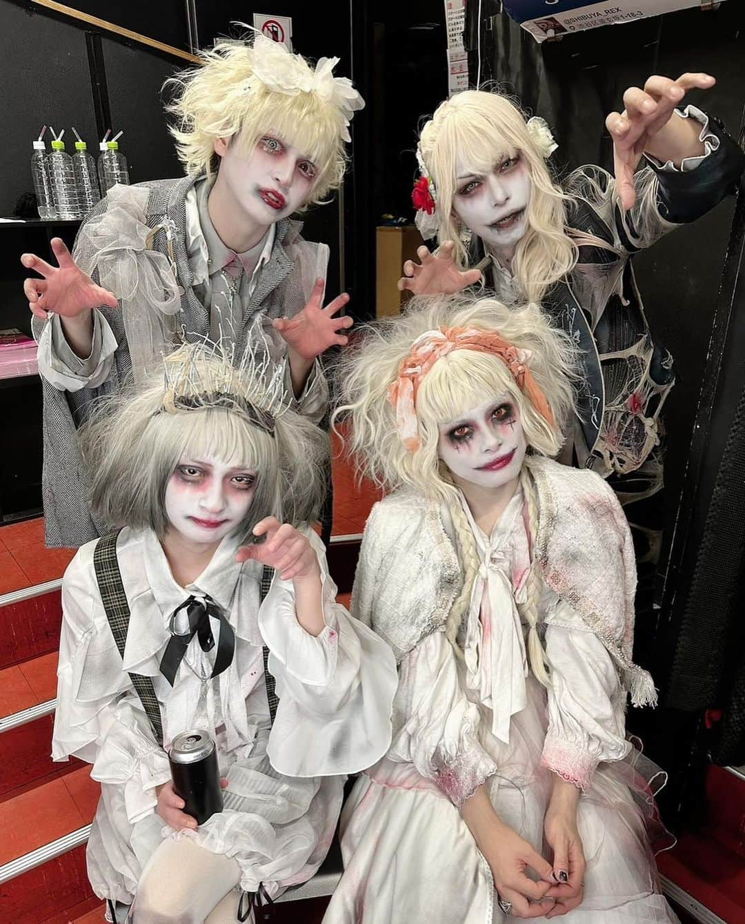 Yusukeさんのインスタグラム写真 - (YusukeInstagram)「今年のハロウィンは白ゾンビでしたー！！ 楽しかったー！今回は死ぬまでに聴きたいHEROの曲のリクエスト応募ありがとうございました！すごく楽しいライブになったよ🎃  #ハロウィン #白ゾンビ #ゾンビメイク #heroバンド #ビジュアル系 #v系 #visualkei #ライブが好き」10月26日 0時40分 - hero_yusuke