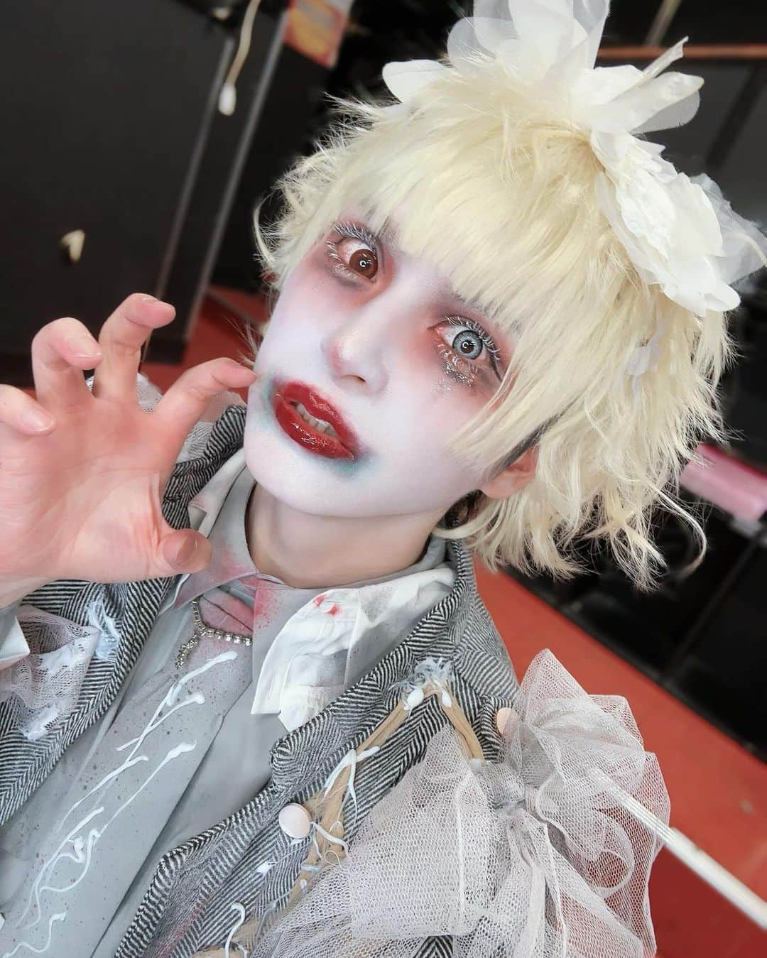 Yusukeさんのインスタグラム写真 - (YusukeInstagram)「今年のハロウィンは白ゾンビでしたー！！ 楽しかったー！今回は死ぬまでに聴きたいHEROの曲のリクエスト応募ありがとうございました！すごく楽しいライブになったよ🎃  #ハロウィン #白ゾンビ #ゾンビメイク #heroバンド #ビジュアル系 #v系 #visualkei #ライブが好き」10月26日 0時40分 - hero_yusuke
