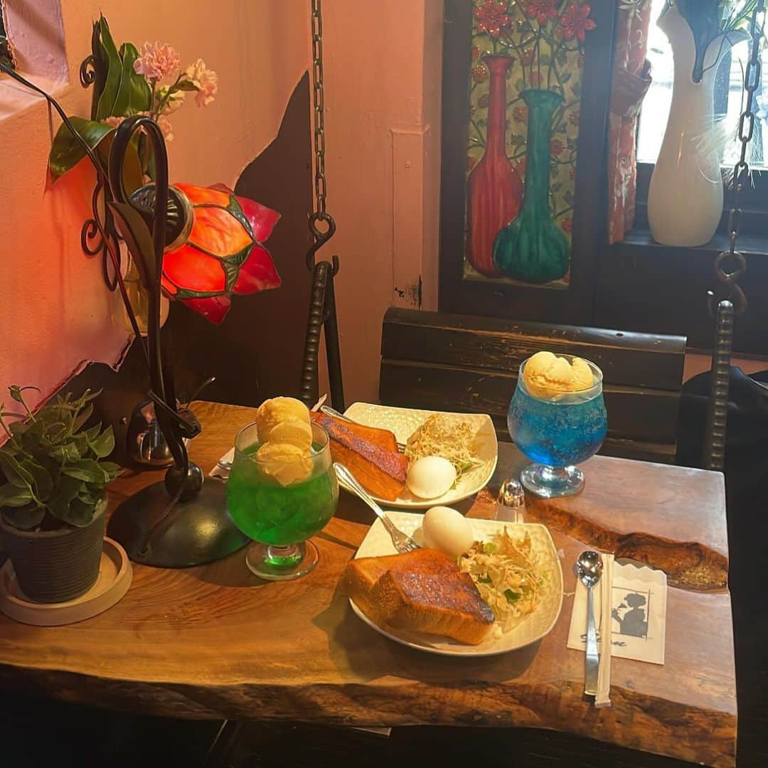 斉藤真木子さんのインスタグラム写真 - (斉藤真木子Instagram)「@gion_asagaya 🥞🍴☀️  ブランコの席がある喫茶店☕️ たまたま空いてて奇跡的に座れてラッキー😍  好きなドリンクに+90円でモーニングが付けれる！ ソーダーフロートのアイスも山盛りで幸せ🥹🍨  #喫茶gion#gion#ギオン#阿佐ヶ谷モーニング#阿佐ヶ谷喫茶店#阿佐ヶ谷グルメ#gion阿佐ヶ谷#純喫茶#東京純喫茶#ブランコ#東京カフェ」10月26日 0時41分 - saitomakiko628