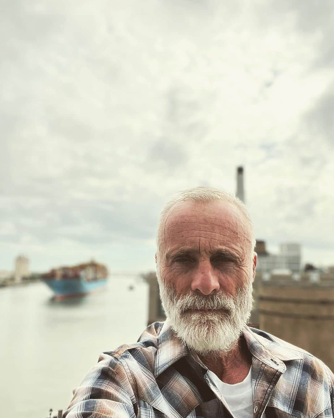 ティモシー・V・マーフィーのインスタグラム：「Waiting on my ship...」