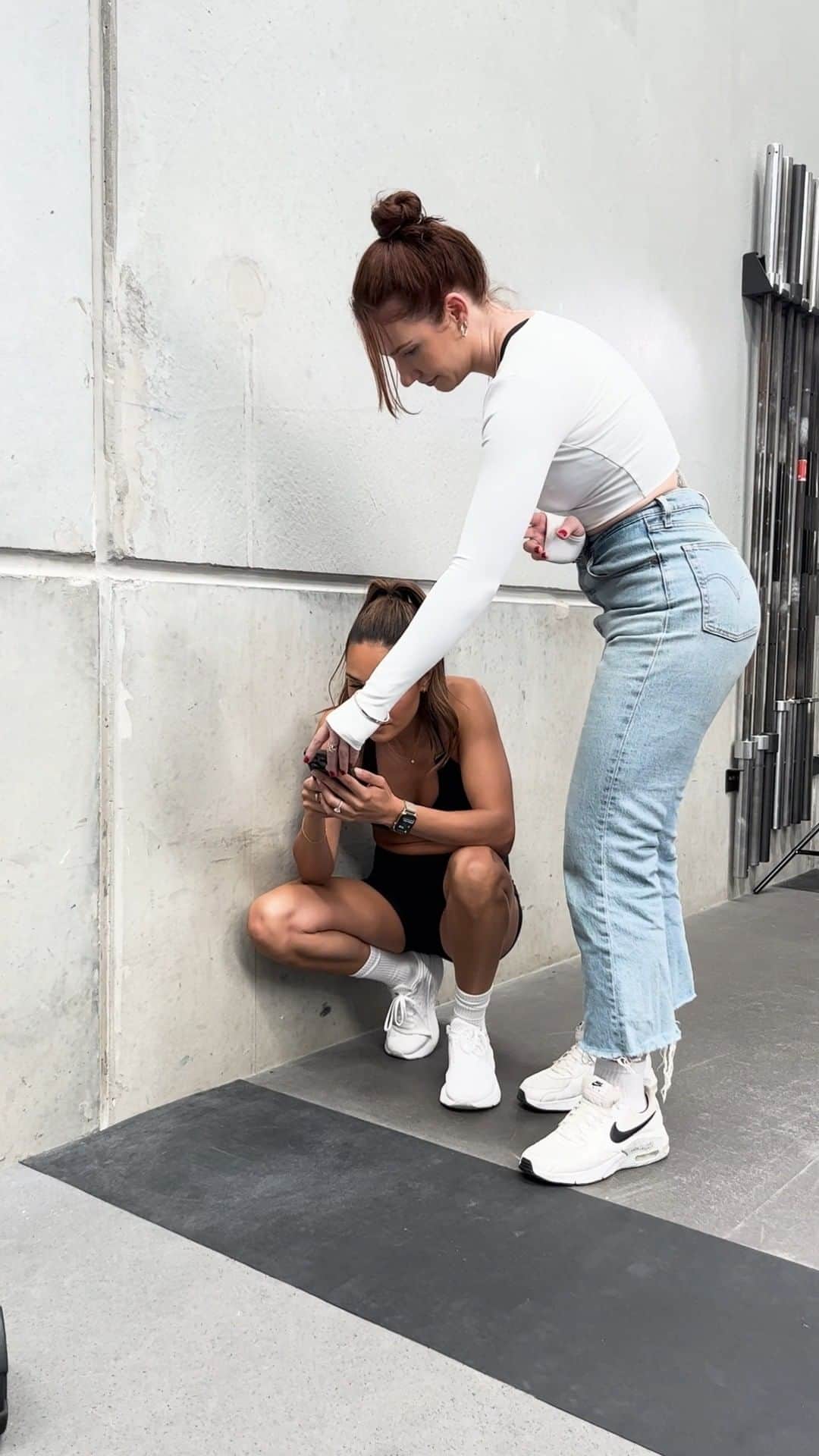 のインスタグラム：「Working with me...🙃   #SweatCommunity #SweatWithKayla」
