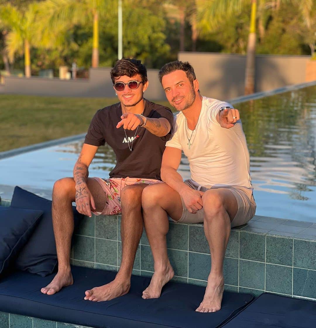 アレッサンドロ・ローザ・ヴィエイラのインスタグラム：「Chegou seu dia filhote @enzo12mendes #21   25/10/2002 Obrigado por fazer meu sonho de ser pai virar realidade!   Passando pra dizer que te amo e que você faz falta todos os dias! Feliz aniversário meu amor, que você possa alcançar tudo o que deseja!  Você sabe que sempre estarei aqui, aproveite muito seu dia!  Te amo muito filhote @enzo12mendes 🥳🥳」