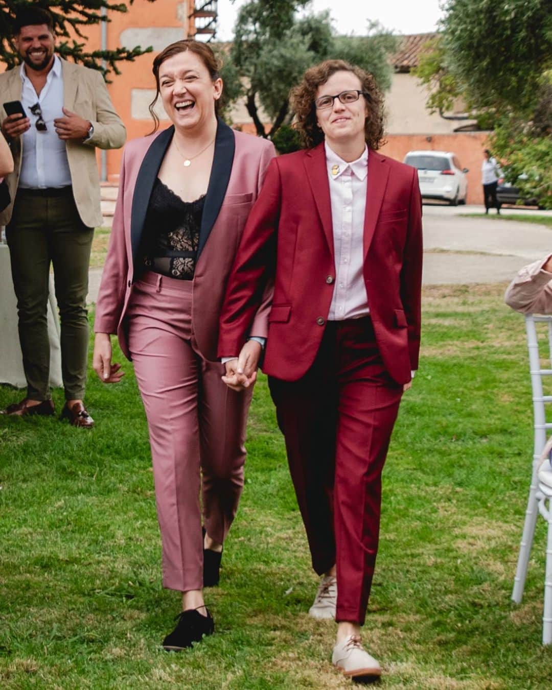 ガルシアマドリッドのインスタグラム：「Risas, eso es lo que nos gusta  ver y oír. Que se vea la felicidad en un día tan importante.   Noelia lleva smoking en lana elástica color lavanda y Lucia traje de dos piezas en lana fría color carruaje y camisa en popelín. Todas las piezas se han realizado a medida en nuestro taller.   Felicidades chicas, fuimos superafortunados de haber podido hacer realidad vuestro sueño para este día.  ❤️😘❤️  @garciamadrid #sastreriacontemporanea #parejasreales」