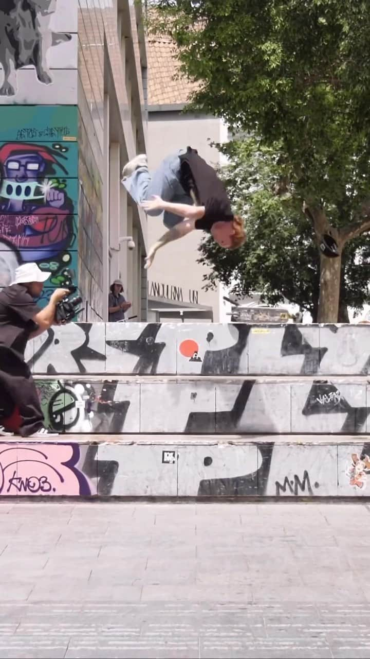 MACBA LIFEのインスタグラム：「Caption this! 👂🏼  Tag us to be featured 👉🏽#macbalife 👈🏽 -———————— #RESPECTTHEPLAZA #macba #skate #skateboarding #barcelona #bcn #skatebarcelona #skatelife #barceloka #metrogrammed #skatecrunch #skategram #thankyouskateboarding #❤️skateboarders」