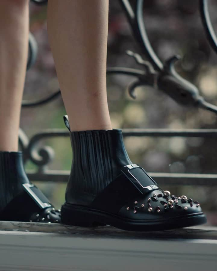 ロジェ・ヴィヴィエのインスタグラム：「Jewels and studs bring a touch of glamour to the ensemble worn by @AlmaJodorowsky, framed by the burgundy Viv’ Choc Disco mini bag and Viv’ Ranger studs lacquered buckle Chelsea boots.    #VivChocBag #RogerVivier  #RogerVivierFW23」