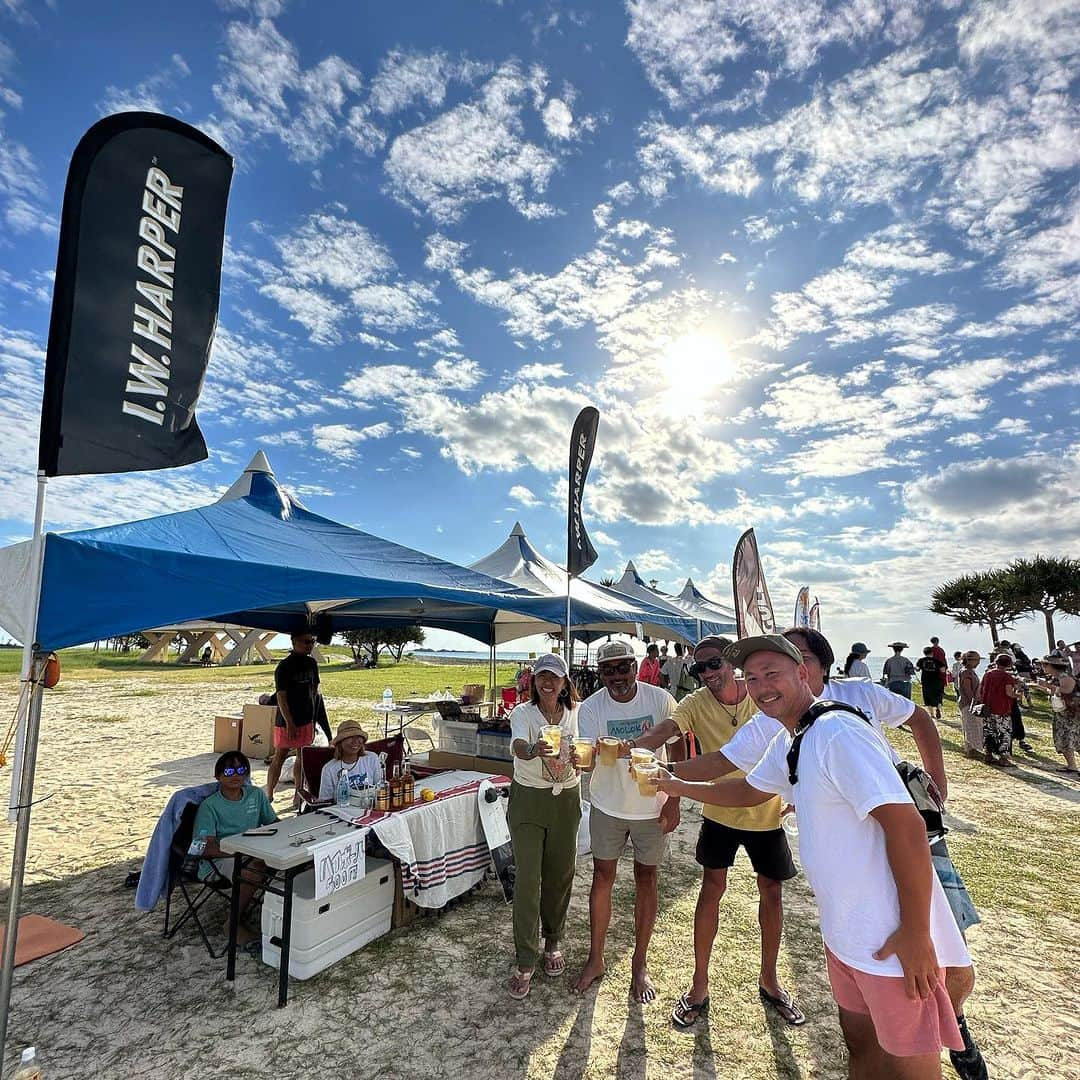 田中律子のインスタグラム：「『CHURAUMI SUPRUN byプロラボ琉球』🏄🌴🌞  SUP RUNレースも、レースに参加しない応援📣だけでも楽しめるよう、会場には、フードカーの美味しいご飯や、ワークショップのブースも毎年出店してもらってます🧡  【出店ブース、フードカー】  ・🍖アメリカンBBQオーバライスのWOOD @bbq_style_food_wood  ・🍣カリフォルニアロールの369ミロクキッチン　@369kitchen_okinawa  ・☕️コーヒーとシフォンケーキのカフェdondon  @cafebar_dondon  ・🍗うるま市A5ランクの宮崎牛の串焼きの、肉や食堂inへんざ　@2983henza  ・🍌バナナおじさんのBANZAIバナナ　@makotyno  ・🧁マリトッツォGATTO @gatto_umikaji_official  ・🍺居酒屋やんばる屋　@yanbaruya.izakaya  ・🥃IWハーパー　@i.w.harperjapan  ・🏨コンソルトホテル　@hotelgrandconsortnaha  ・🤿GULL @gull_diving1955   【ワークショップ】 ・🔨彫金アート　Link  @56link  ・🎨ディンプルアート　Niu @niu_dimpleart  ・ 👕ステンシルアート　Bear @peakukii.bears.guest.house   みなさま、CHURAUMISUPRUN2023もたくさんのご協力ありがとうございました🙏🙏🙏  #churaumisuprun  #churaumisuprunbyプロラボ琉球 #estheprolabo  #プロラボ琉球  #今年もありがとうございました  #やり切った」