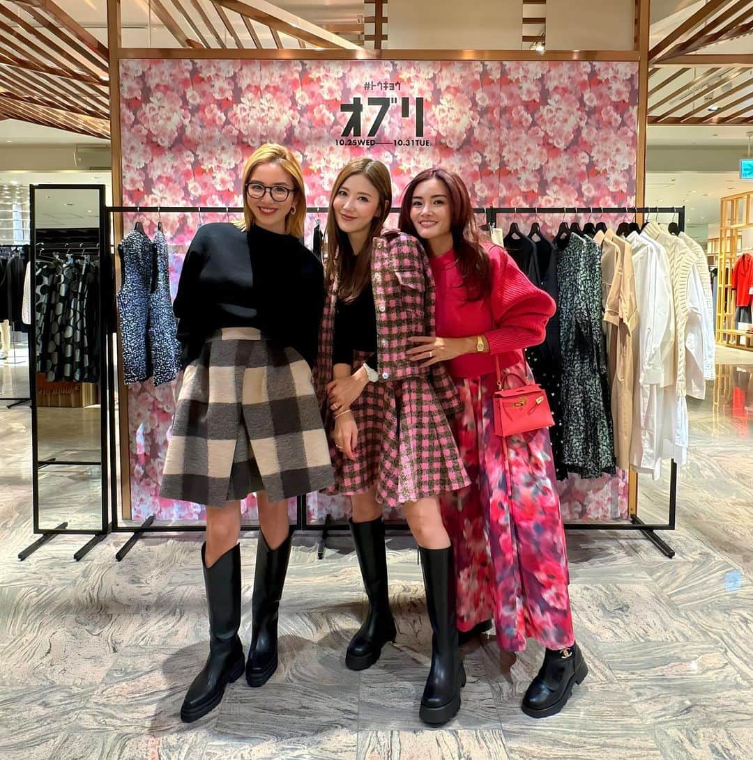のインスタグラム：「仲良しきよみちゃん @kiyomimedeiros 手掛ける @obli_official のPOP-UPにたーちゃん @tkco と行ってきたよ💖 伊勢丹新宿店で今日から10/31までの開催です🫶 私たちが着ている服も全員全身OBLI😍 めちゃくちゃ可愛いのでみんな是非お買い物に行ってみてねー❤️✨✨ #obli #popupshop #isetanshinjuku #オブリ #伊勢丹新宿店」