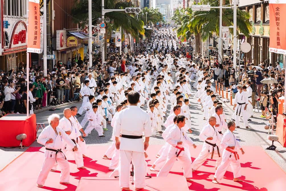 おきなわLikesさんのインスタグラム写真 - (おきなわLikesInstagram)「押忍🥋👊‼️  皆さん、本日10月25日は「 #空手の日 」って知ってましたか？🧐  実はあまりまだ知らない方も多いかもしれないですが、 沖縄は空手発祥の地なんです！  諸説あるのですが、 元々は沖縄に「手（てぃー）」と呼ばれる武術があり、 唐時代に中国武術も組み込まれ「唐手」となり、 様々な創意工夫がされ、 現在の「空手」になったそうです👀💦 ＊詳しく知りたい方は、「沖縄空手会館」の 　展示室もオススメです‼️  それが今では、世界約190か国、約1億3,000万人の 愛好家がいると言われているほど、 世界に広がったって凄いことですし、 ウチナーンチュとして、日本人として誇らしいですよね😊  今年は、国際通りで交通規制をかけて、 「空手の日」の記念演武祭を行うそうですよ‼️  ／ お写真のような迫力ある演武をYouTubeでLIVE配信するようなので、 沖縄に来れない方も是非見て見て下さいね😉 https://youtube.com/@okinawakaratespirit8846?si=KWpsgpxBX02R5xOU （ストーリーズにリンク貼りますね🔗） ＼  当日見に行ける方は、以下のスケジュールのようですので 参考にしてくださいね！🤝  ◾️場所：那覇市国際通り 15:00  開会式（てんぶす那覇前特設ステージ） 15:15  空手型一斉演武 15:30  各団体演武 16:15  閉会式（世界平和祈念の50本突き）  ＜お写真提供＞  #沖縄伝統空手道振興会 様  ✜ 𖣯 ✜ 𖣯 ✜ 𖣯 ✜ 𖣯 ✜ 𖣯 ✜ 𖣯 ✜ 𖣯 ✜ 𖣯 ✜   沖縄のこと、「ちょっと好き」から「もっと好き」に。  フォローしてね🌺 @okinawa_likes  ✜ 𖣯 ✜ 𖣯 ✜ 𖣯 ✜ 𖣯 ✜ 𖣯 ✜ 𖣯 ✜ 𖣯 ✜ 𖣯 ✜ #おきなわLikes #沖縄 #沖縄観光 #沖縄旅行 #沖縄好きな人と繋がりたい #okinawa  #古武術 #琉球空手 #Karate  #空手 #武術 #空手の日」10月25日 15時59分 - okinawa_likes