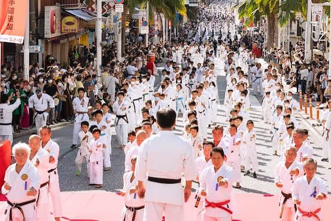 おきなわLikesさんのインスタグラム写真 - (おきなわLikesInstagram)「押忍🥋👊‼️  皆さん、本日10月25日は「 #空手の日 」って知ってましたか？🧐  実はあまりまだ知らない方も多いかもしれないですが、 沖縄は空手発祥の地なんです！  諸説あるのですが、 元々は沖縄に「手（てぃー）」と呼ばれる武術があり、 唐時代に中国武術も組み込まれ「唐手」となり、 様々な創意工夫がされ、 現在の「空手」になったそうです👀💦 ＊詳しく知りたい方は、「沖縄空手会館」の 　展示室もオススメです‼️  それが今では、世界約190か国、約1億3,000万人の 愛好家がいると言われているほど、 世界に広がったって凄いことですし、 ウチナーンチュとして、日本人として誇らしいですよね😊  今年は、国際通りで交通規制をかけて、 「空手の日」の記念演武祭を行うそうですよ‼️  ／ お写真のような迫力ある演武をYouTubeでLIVE配信するようなので、 沖縄に来れない方も是非見て見て下さいね😉 https://youtube.com/@okinawakaratespirit8846?si=KWpsgpxBX02R5xOU （ストーリーズにリンク貼りますね🔗） ＼  当日見に行ける方は、以下のスケジュールのようですので 参考にしてくださいね！🤝  ◾️場所：那覇市国際通り 15:00  開会式（てんぶす那覇前特設ステージ） 15:15  空手型一斉演武 15:30  各団体演武 16:15  閉会式（世界平和祈念の50本突き）  ＜お写真提供＞  #沖縄伝統空手道振興会 様  ✜ 𖣯 ✜ 𖣯 ✜ 𖣯 ✜ 𖣯 ✜ 𖣯 ✜ 𖣯 ✜ 𖣯 ✜ 𖣯 ✜   沖縄のこと、「ちょっと好き」から「もっと好き」に。  フォローしてね🌺 @okinawa_likes  ✜ 𖣯 ✜ 𖣯 ✜ 𖣯 ✜ 𖣯 ✜ 𖣯 ✜ 𖣯 ✜ 𖣯 ✜ 𖣯 ✜ #おきなわLikes #沖縄 #沖縄観光 #沖縄旅行 #沖縄好きな人と繋がりたい #okinawa  #古武術 #琉球空手 #Karate  #空手 #武術 #空手の日」10月25日 15時59分 - okinawa_likes