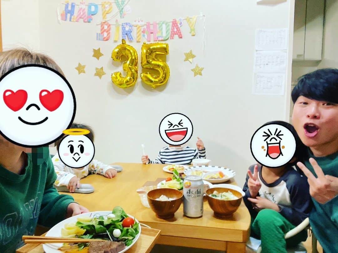 ゆう先生のインスタグラム：「【⚠️僕は26歳まで廃人だった⚠️】  改めて、昨日35歳を無事に迎えれました‼️ 昨日の誕生日 LIVEに来てくれた人全員、本当に感謝してます😭  僕は26歳までは正直、生きてるのか、死んでるのかよく分からないような感覚でいた。  というのも、何のために生きてるのか？が全然分からなかったから。  なんとなく時間が過ぎる日々、、 なんか焦る日々、、 でも何したらいいのか分からへん日々、、  みんなもそんな日、ありますよね😢  でもそこで僕の背中を押してくれたのが嫁ちゃんやった。  僕がある日、思いつきで『開業したい』と言っ たのに対して二つ返事で『いいんじゃない』と言ってくれて、一気に人生が変わった。  もしあそこでダメ！って言われてたら間違いなく今の自分はいない‼️そう断言できる。  これを読んでくれてるあなたはどうでしょうか？ そんな運命の出会いはあるでしょうか？  さらに、僕はこのInstagramをスタートして今この投稿を見てくれているあなたと出逢えました。  僕にとっては今、この瞬間に僕の投稿を見てくれているあなたは僕にとってめちゃくちゃ大事にしたい宝物です。  何者でもない自分を見つけてくれて、フォローしてくれて、いいねやコメント、DMしてくれてたあなたを僕は絶対に大切にしたいんです。  間違ってもお金儲け主義で改善できないのに長く通わせてお金を儲けることを目的とした整体院や整骨院に行かせてカラダもココロも不健康になって欲しくないんです。  そんな僕なんかをフォローしてくれるあなたがいたからこそ、僕は人生を賭けてやり遂げたい目標ができたんです。  それは、  『お金儲け主義の整体院や整骨院を「0」にすること』  です。 （もちろん勉強をされていて優秀な整体師さんや柔道整復師さんがいることも重々承知しておりますし、決してその方達のことではありません。気分を悪くされたら申し訳ありません。）  大切な家族や友人をお金儲け主義の整体院や整骨院に預けたいですか？？ 僕は絶対に嫌です。  こういった活動は誰にでもできることじゃないと思っています。 技術を磨いてきて、さらに発信力も磨いてきた自分だからこそ！やらないといけない使命だと思っています。  そして最後に、そんな自分を作ってくれたのは間違いなく僕にきっかけをくれて、そしてその後も支え続けてくれている嫁ちゃんです。  僕にじゃなくてもいいので、支えてくれた嫁ちゃへの労いの言葉として『嫁ちゃんすごい』とコメント頂けたら僕は本当に嬉しいです。  最後まで読んでくれて、本当にありがとうございます。  ※こういった僕の想いを毎朝6時に配信しているVoicyはプロフィールリンクから飛んでフォローできるのでぜひフォローしてくれると『ほうれい線を解消する非公開エクササイズ』がゲットできますので今すぐフォローお願いします」