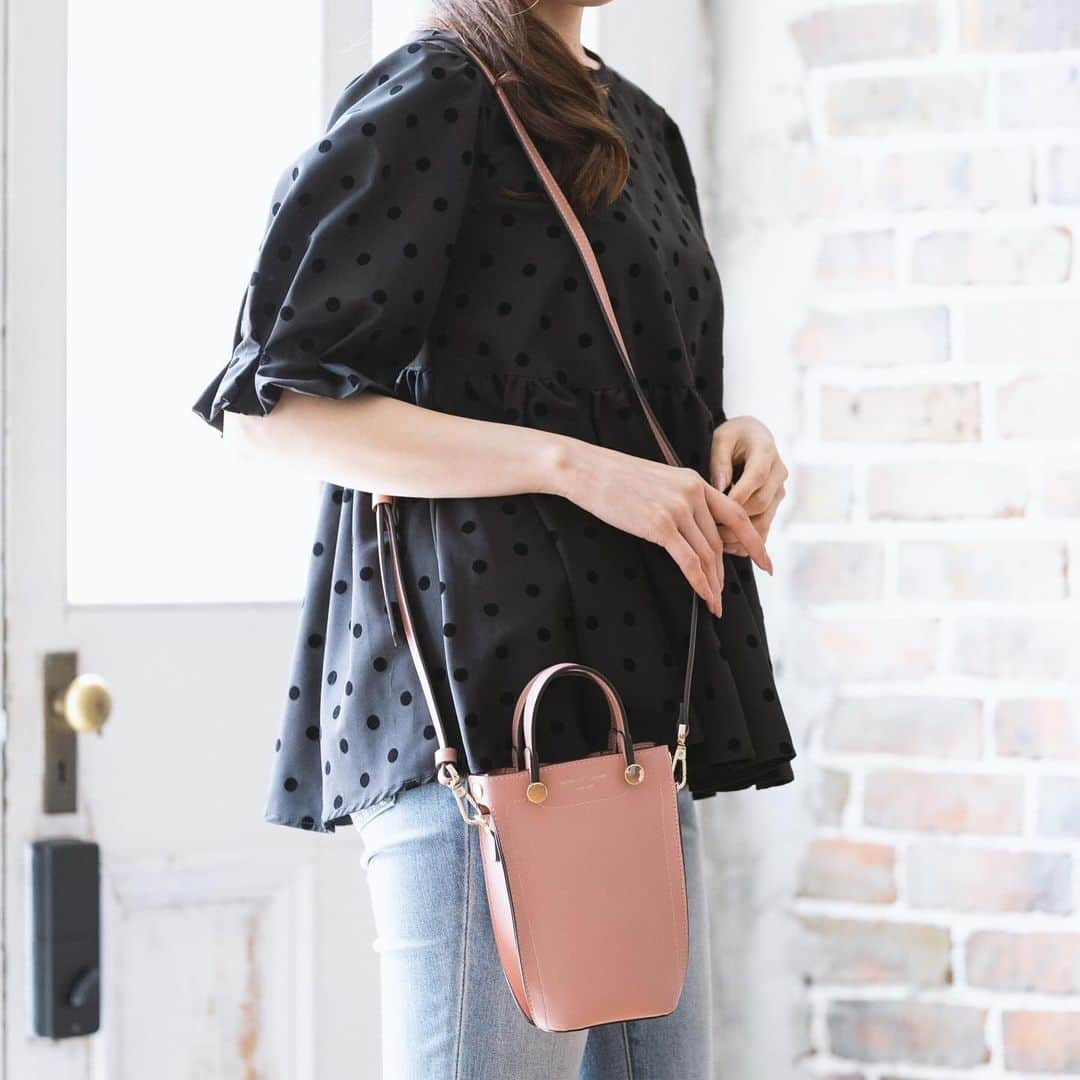 Samantha Thavasaのインスタグラム：「New Arrival✨ Miniature shoulder bag --------------------------  縦型のフォルムと切り目を 強調したデザインで、 クールな印象に仕上げた スマホショルダー💐✨  合成皮革で軽い上にポケットも充実！ 収納美人になれるアイテム🍁  -------------------------- price ¥19,800  #サマンサタバサ #samanthathavasa  #バッグ  #bag  #new」